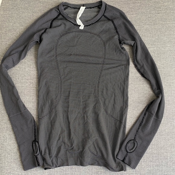 lululemon athletica Tops - Lululemon womens long sleeve shirt size 4 brand new! Never worn!!!